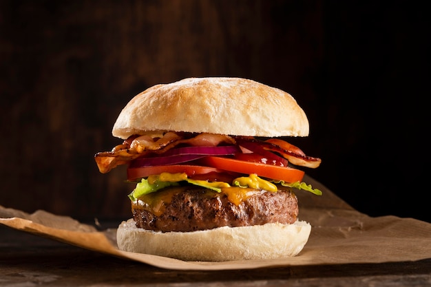 Vista delantera delicioso surtido de hamburguesas