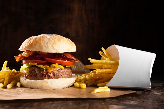 Vista delantera delicioso surtido de hamburguesas