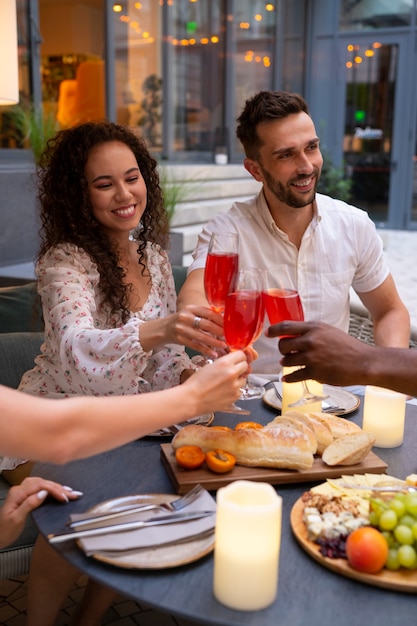 Foto gratuita vista delantera de la gente disfrutando de una cena