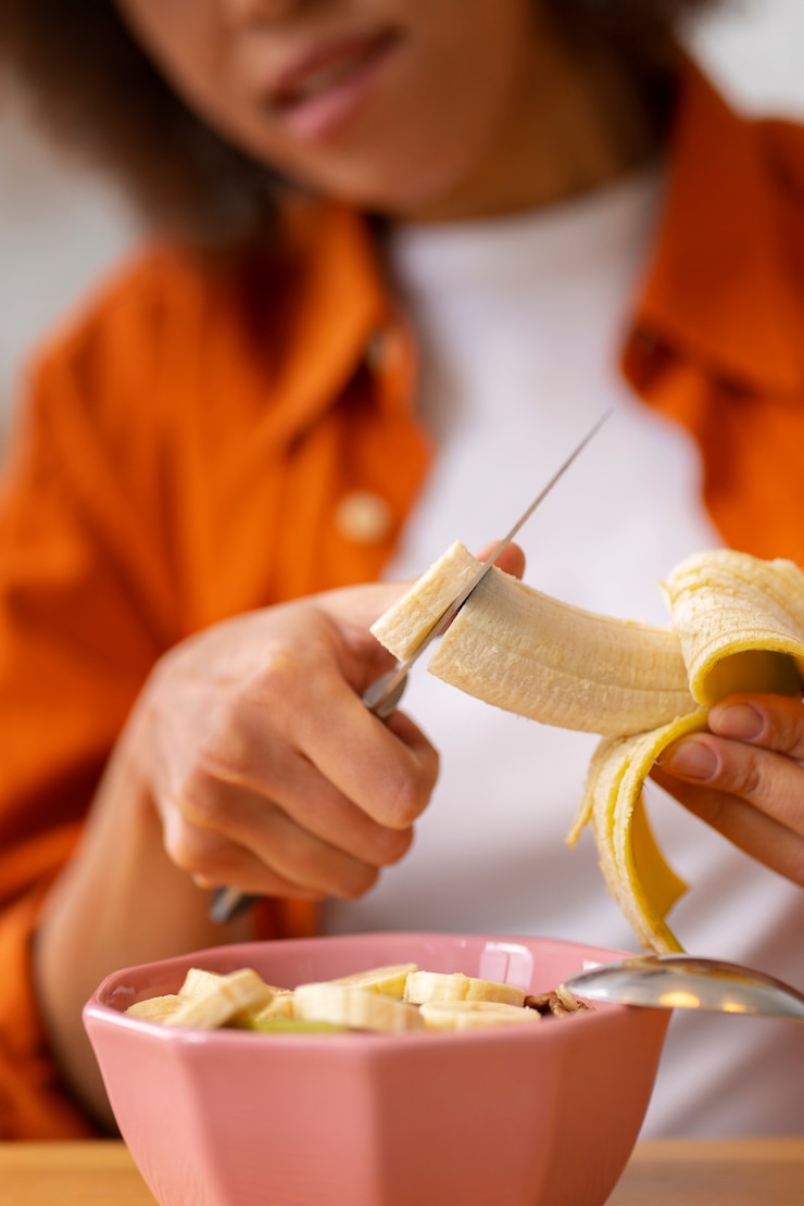 Foto gratuito vista delantera de una mujer con comida saludable