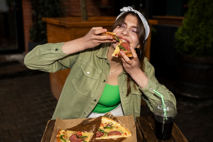 Foto gratuito vista delantera de una mujer con una deliciosa pizza