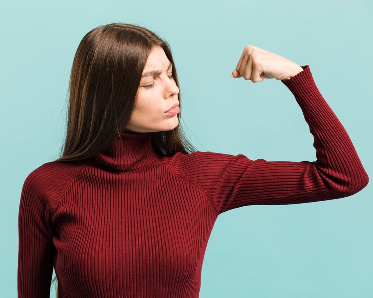 Foto gratuito vista delantera mujer fuerte en el estudio