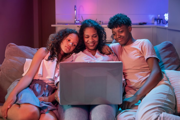 Foto gratuito vista delantera mujer y niños pasando tiempo en casa