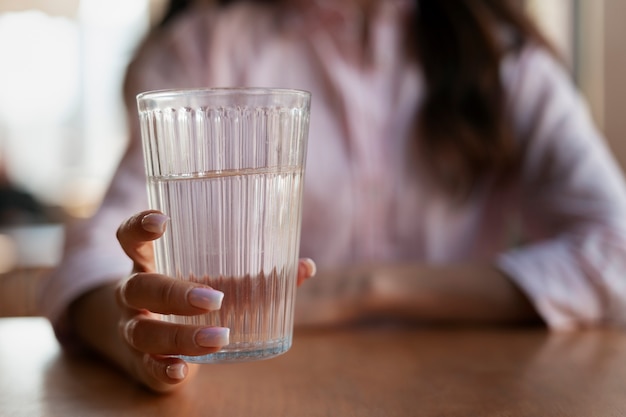 Foto gratuita vista delantera de una mujer sana en casa