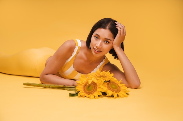 Foto gratuita vista delantera de una mujer con un traje amarillo