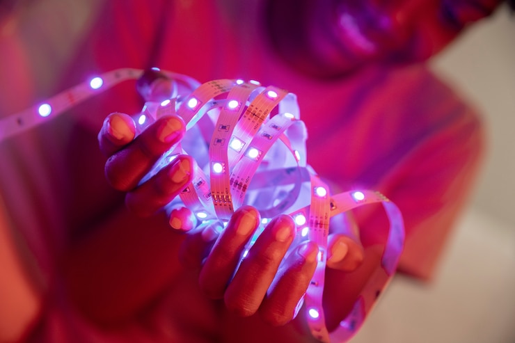Foto gratuito vista delantera niños con luces en casa