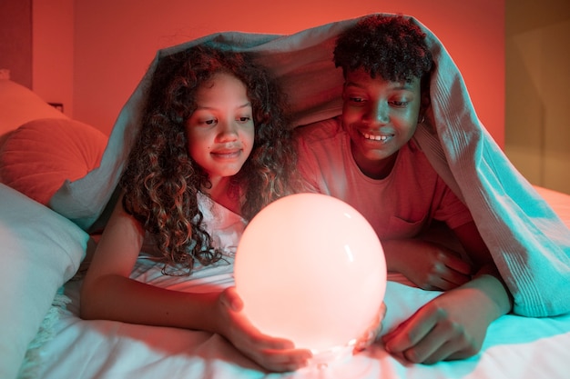 Foto gratuita vista delantera de los niños pasando tiempo en casa