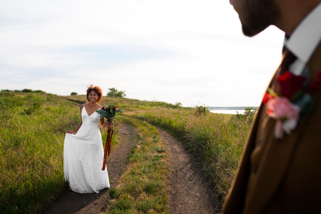 Foto gratuita vista delantera de la novia posando al aire libre