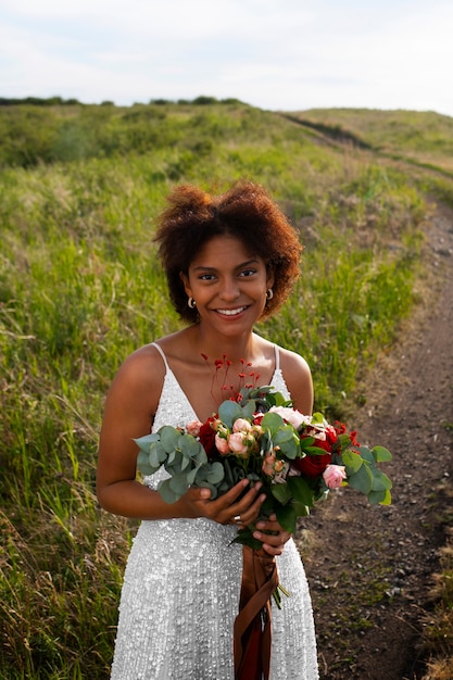 Foto gratuita vista delantera de la novia posando al aire libre