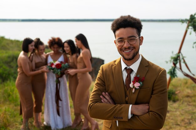 Vista delantera de personas celebrando bodas en la naturaleza