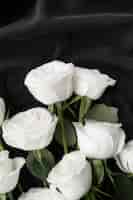 Foto gratuita vista de delicadas flores rosas blancas