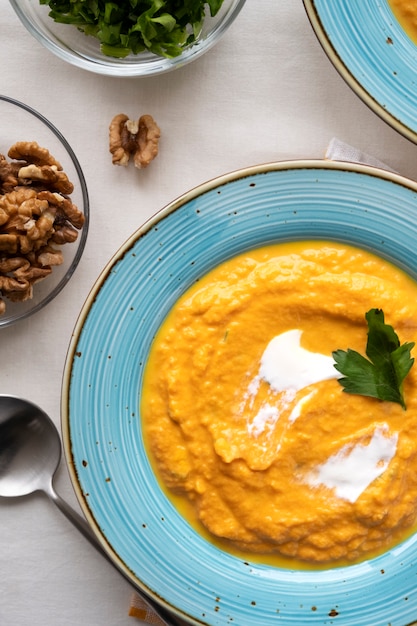 Foto gratuita vista de la deliciosa sopa de crema de zanahoria