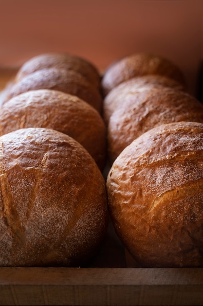 Vista del delicioso pan horneado en la pastelería