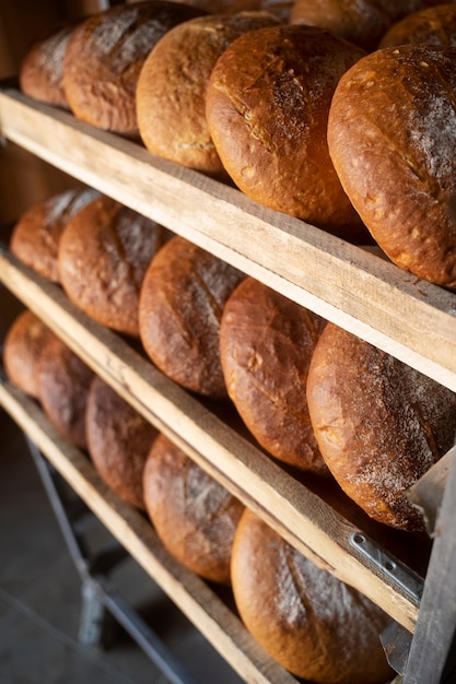 Vista del delicioso pan horneado en la pastelería