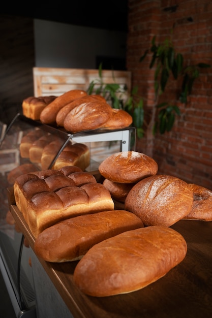 Foto gratuita vista del delicioso pan horneado en la pastelería