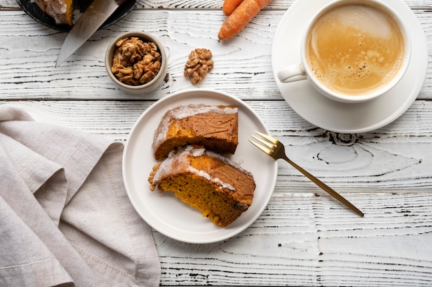 Vista del delicioso pastel hecho con zanahorias