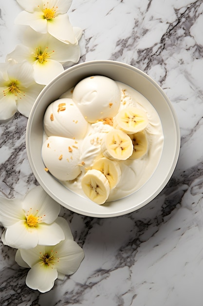 Vista del delicioso postre helado helado con plátanos