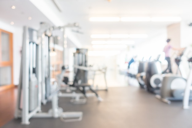 Foto gratuita vista desenfocada de gimnasio con máquinas