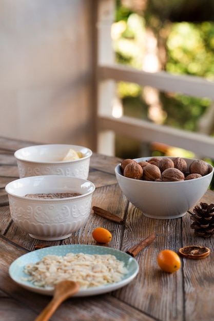 Vista desenfocada de ingredientes de tarta con nueces