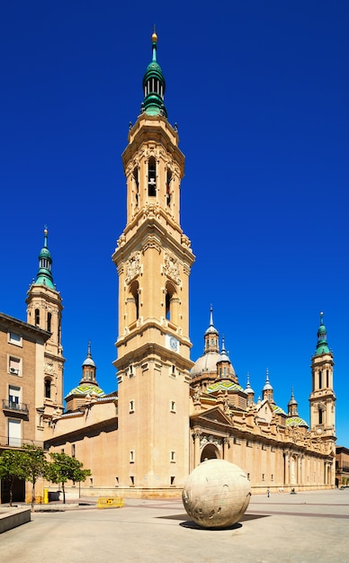 Foto gratuita vista del día de la basílica de nuestra señora del pilar