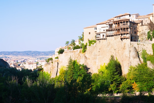 Vista del día de casas colgantes