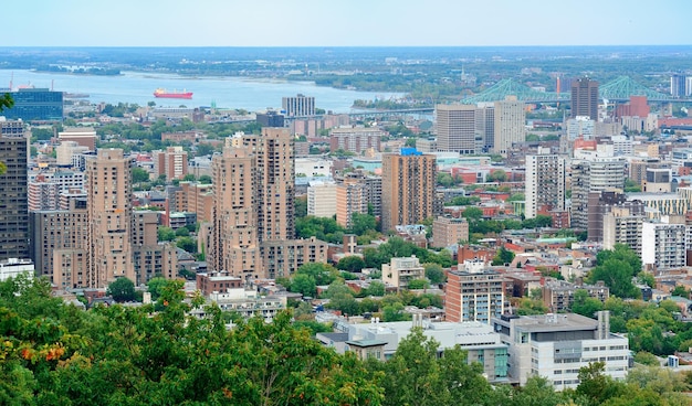 Vista del día de Montreal desde Mont Royal con el horizonte de la ciudad