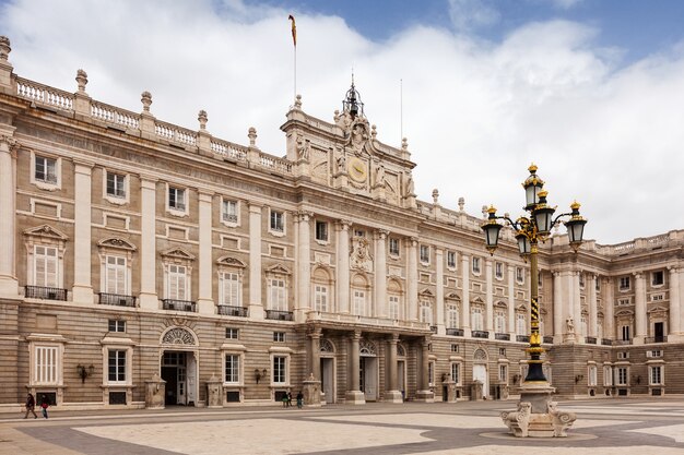 Vista del día del Palacio Real