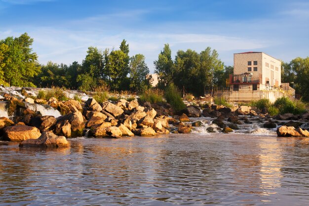 Vista del día de la presa en el río Ebro. Logroño