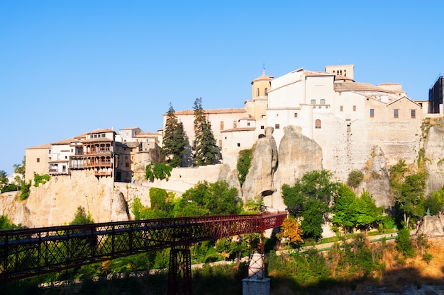Vista de día del puente de San Pablo en Cuenca