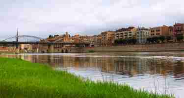 Foto gratuita vista del día del río ebro en tortosa