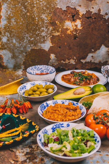 Vista de diferentes platos mexicanos deliciosos sobre fondo oxidado