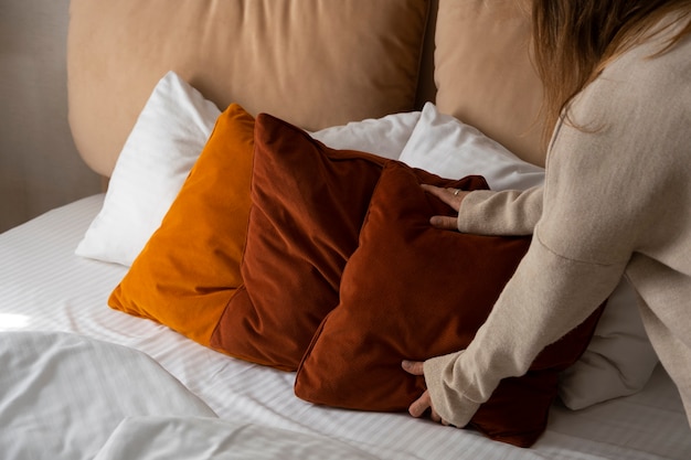 Vista del dormitorio con sábanas y decoración.