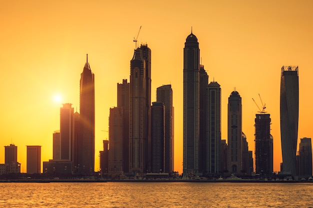 Foto gratuita vista de dubai con sol al amanecer, emiratos árabes unidos.