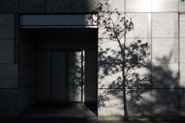 Vista del edificio de la ciudad con sombras de luz diurna