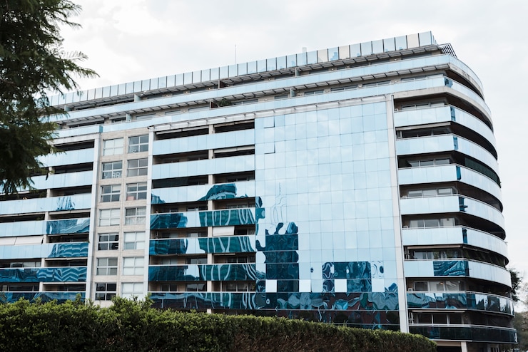 Foto gratuito vista del edificio diseñado con vidrio