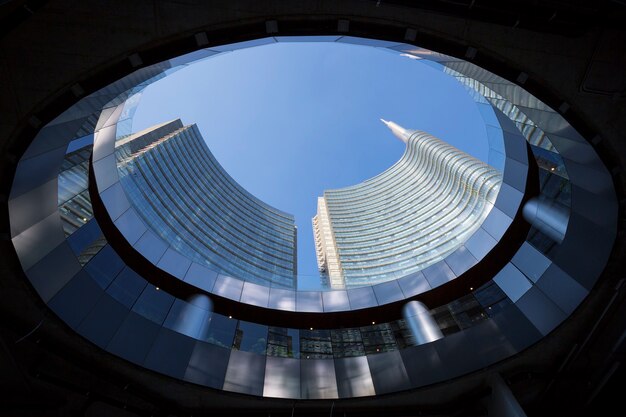 Vista de los edificios desde abajo, Milán, Italia