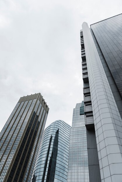 Vista de edificios altos de ángulo bajo