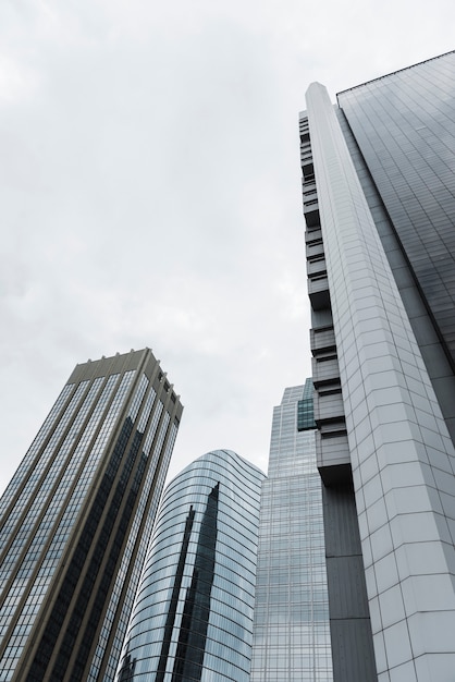 Vista de edificios altos de ángulo bajo