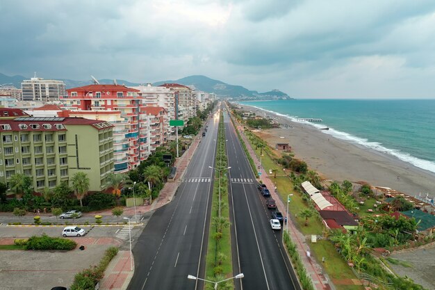 Vista de los edificios de la ciudad cerca de la línea del mar de agua de mar azul. Playa. Modernas casas y hoteles junto al mar. pavo