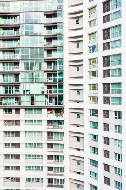 Vista de edificios con ventanas y balcones