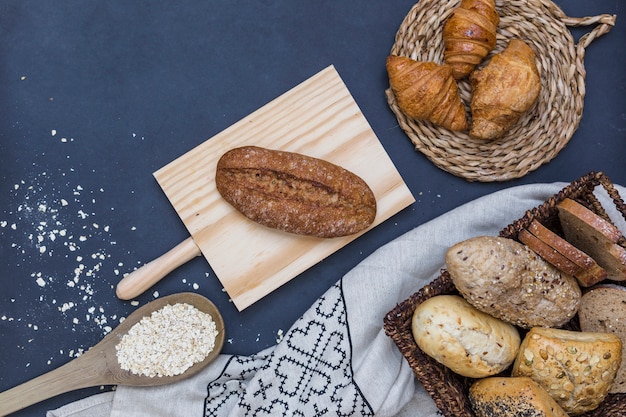 Vista elevada de alimentos horneados y avena