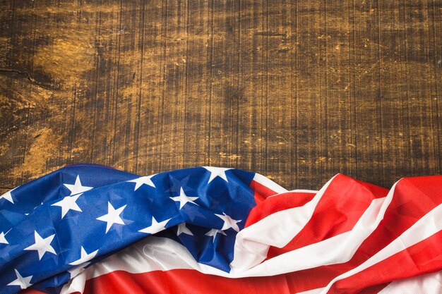 Una vista elevada de la bandera americana de Estados Unidos en superficie de madera