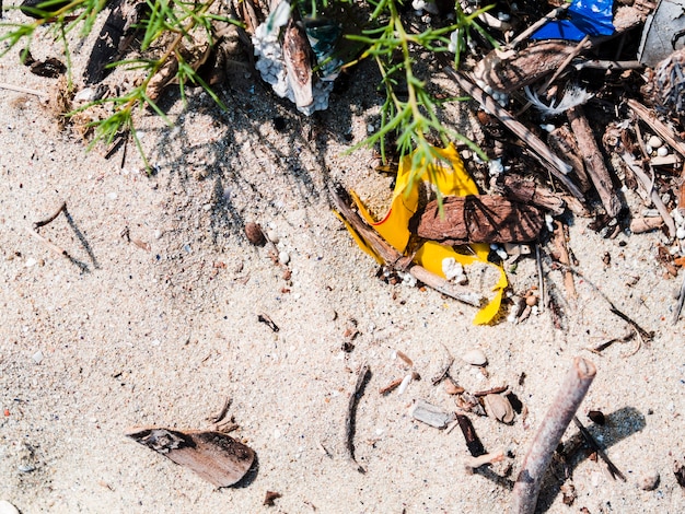 Foto gratuita vista elevada de la basura en la arena al aire libre