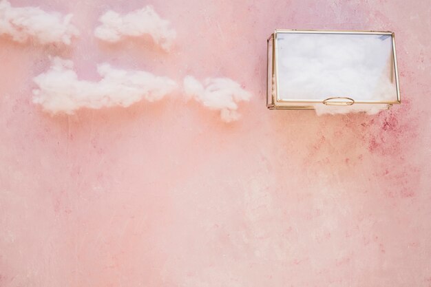 Vista elevada de una bolsa llena de algodón cerca de la nube