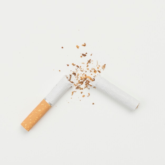 Foto gratuita vista elevada de cigarrillo roto sobre fondo blanco