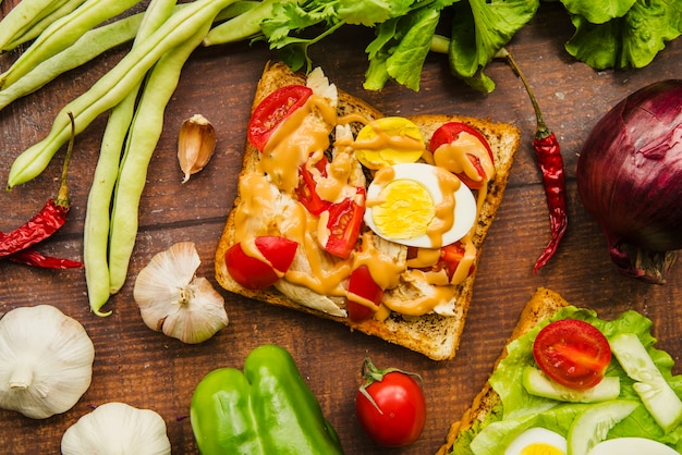 Vista elevada de delicioso sándwich con diferentes verduras saludables.