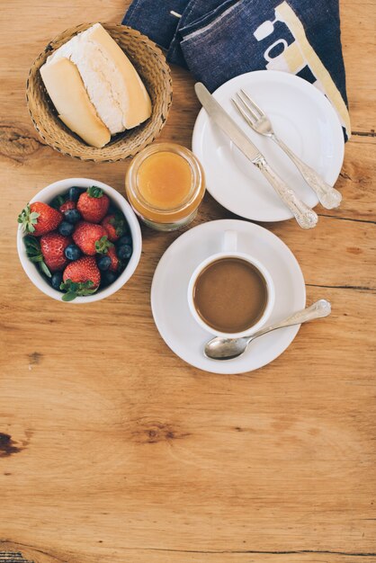 Una vista elevada de desayuno saludable con café en mesa de madera