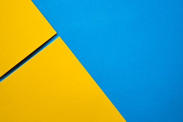 Vista elevada de dos craftpapers amarillos sobre superficie azul