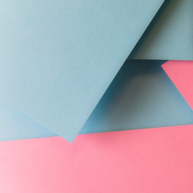 Una vista elevada de fondo de papel de forma de triángulo colorido