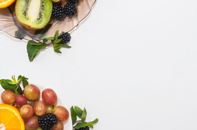 Una vista elevada de frutas sobre fondo blanco